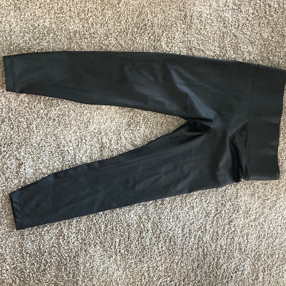 Shiny black workout leggings